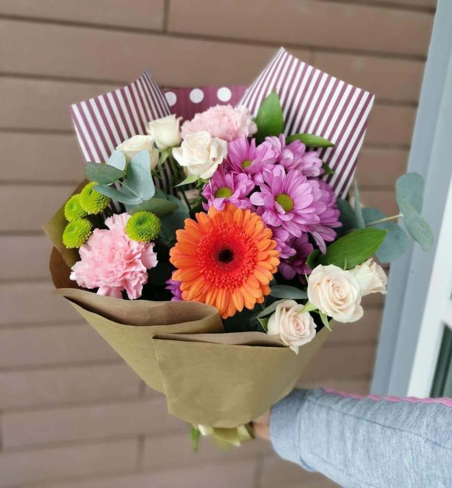 Букет цветов из: Розы, Хризантемы, Гвоздики и Герберы в Посёлок Подольской машинно-испытательной станции