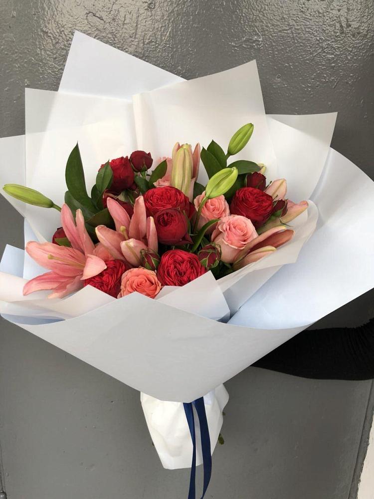 Букет цветов из: Лилии и Розы в Посёлок Подольской машинно-испытательной станции