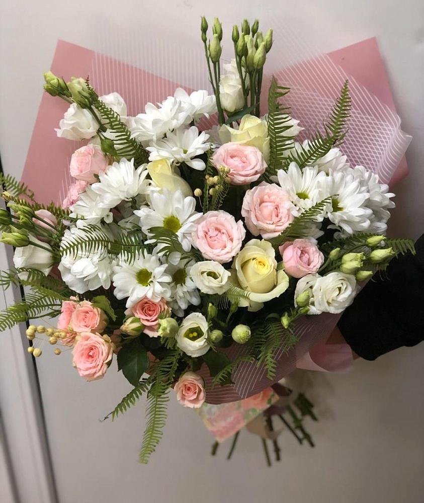 Букет цветов из: Хризантемы, Розы и Лизиантусы в Посёлок Подольской машинно-испытательной станции