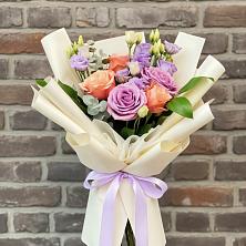 Букет цветов из:  Лизиантусы и Розы в Посёлок Подольской машинно-испытательной станции