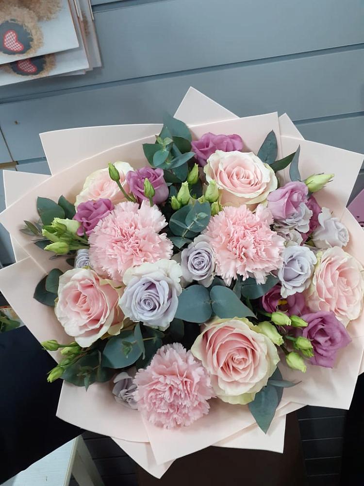 Букет цветов из: Розы, Гвоздики и Лизиантусы в Посёлок Подольской машинно-испытательной станции